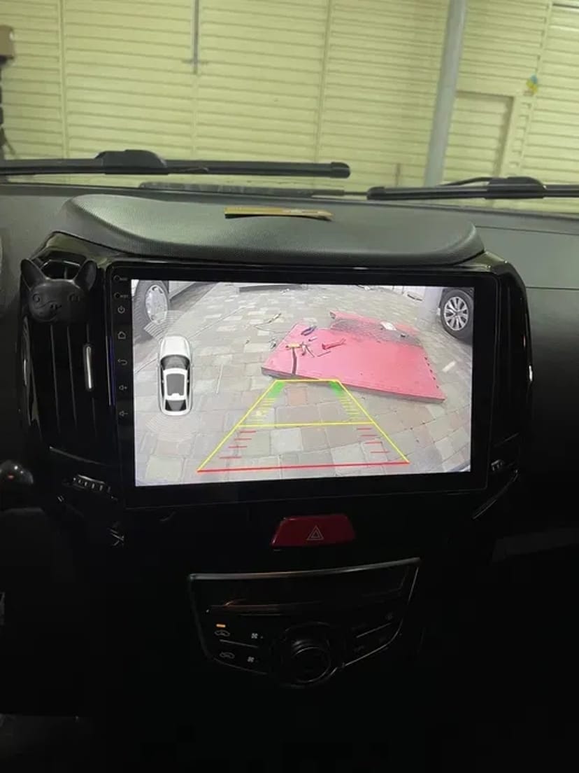 Установка лінз у фари, магітол, камер заднього виду, парктроніки