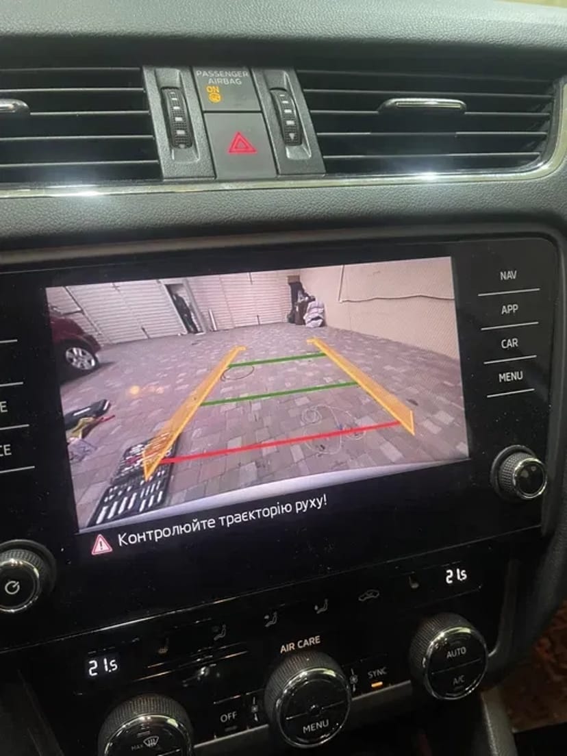 Установка лінз у фари, магітол, камер заднього виду, парктроніки