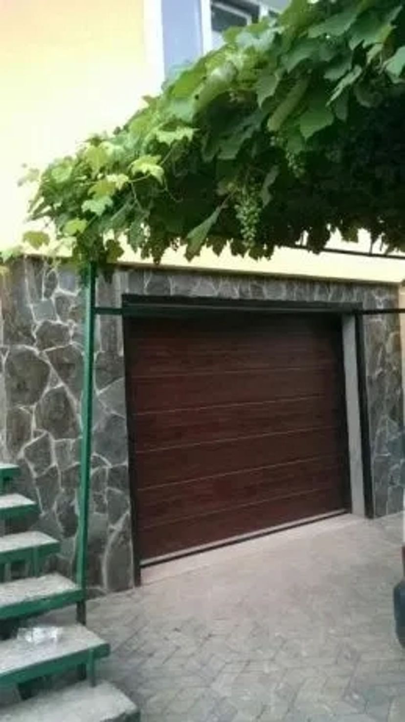 Пропонуємо послуги з виготовлення, встановлення та обслуговування всіх видів рольставнів, ролет, секційних та відкатних воріт, шлагбаумів