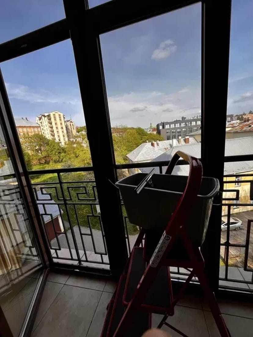 Хімчистка мʼяких меблів | послуги клінінгу | миття вікон | чистка дому