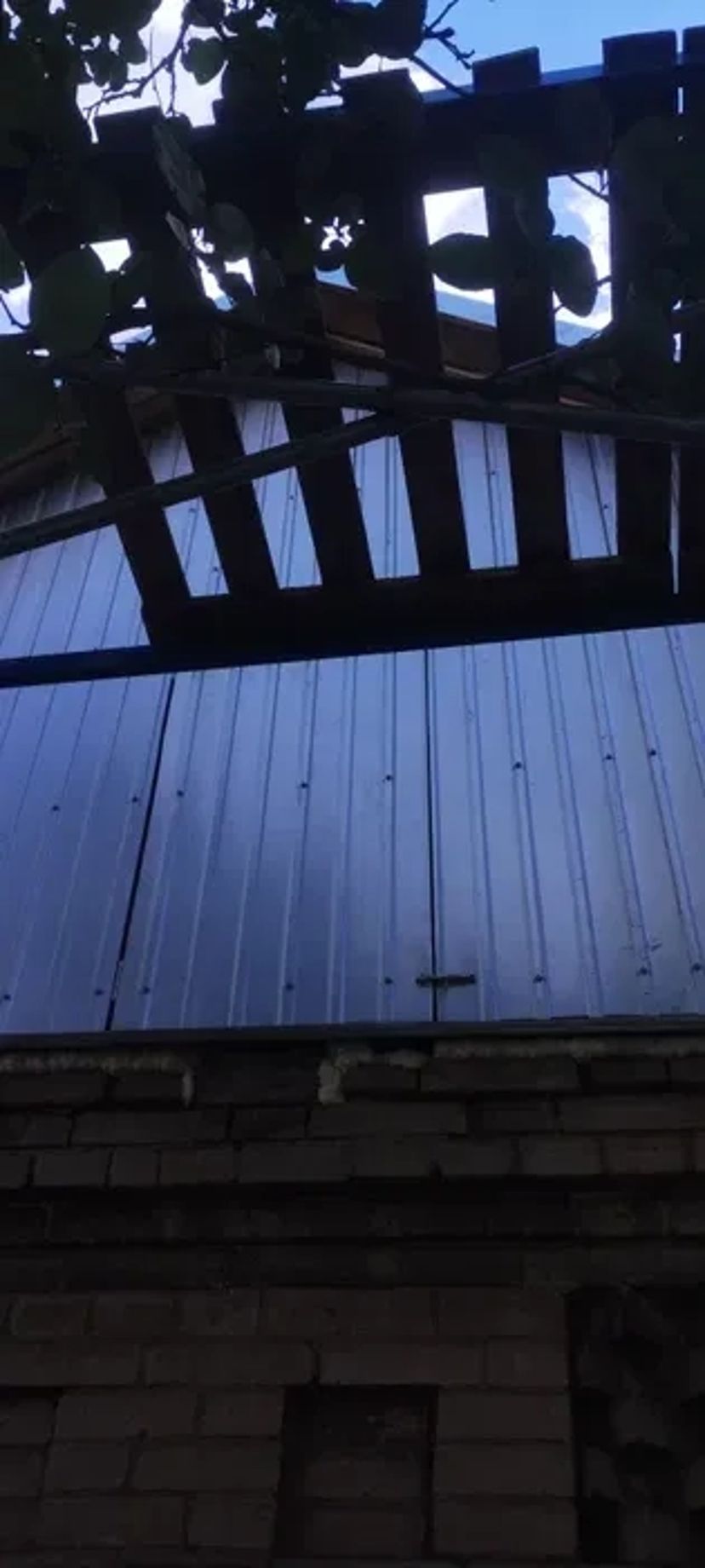 Навіси, фронтони, паркани під замовлення — професійний підхід