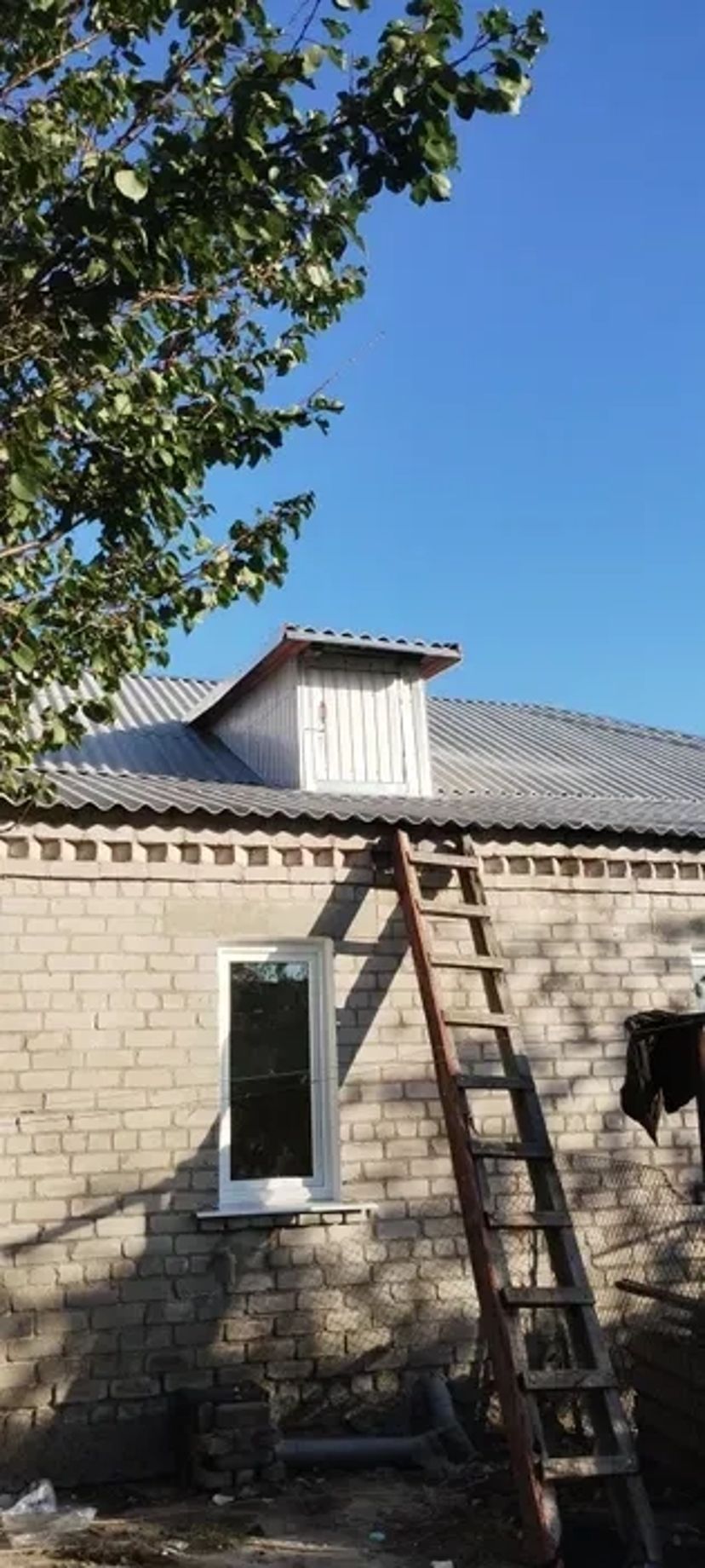 Навіси, фронтони, паркани під замовлення — професійний підхід