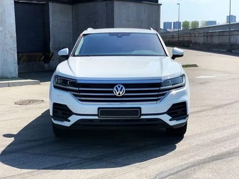 177 Позашляховик Volkswagen Touareg білий на весілля