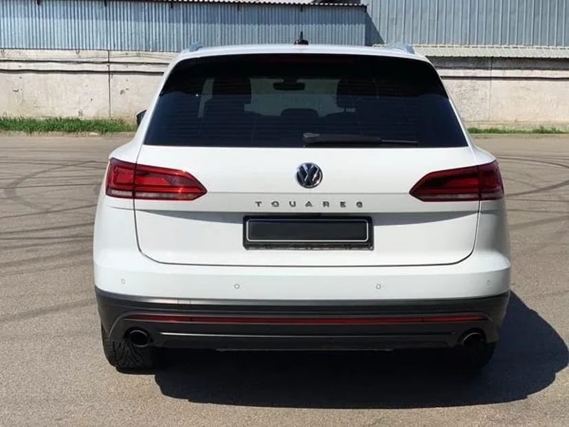 177 Позашляховик Volkswagen Touareg білий на весілля