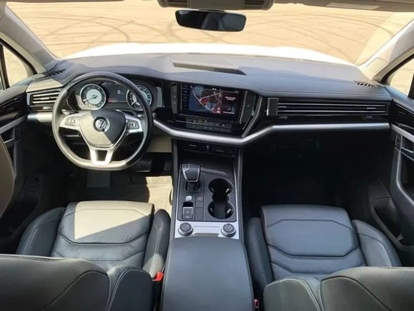 177 Позашляховик Volkswagen Touareg білий на весілля