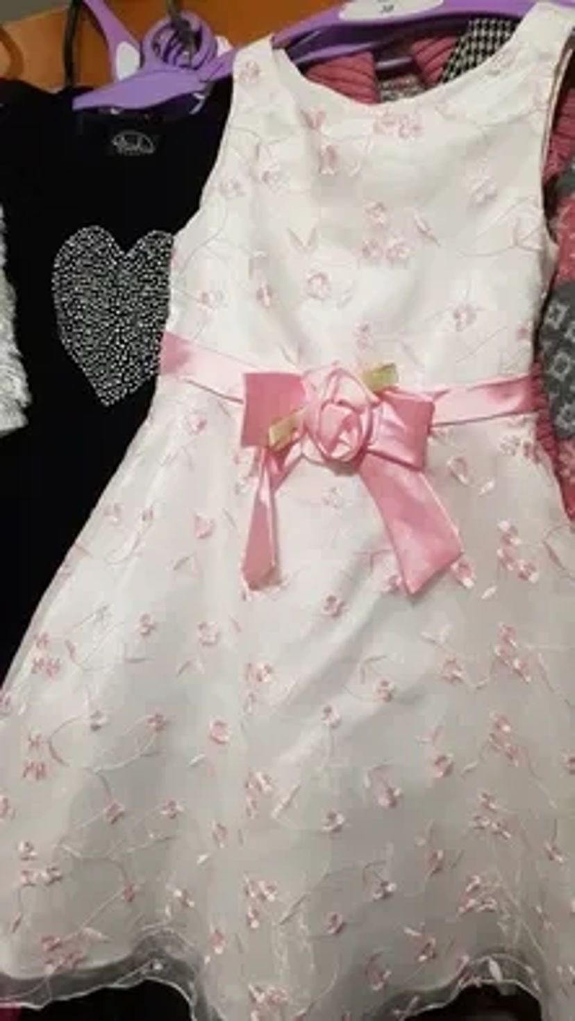 Костюми, ростові ляльки, сукні, перуки та ін.