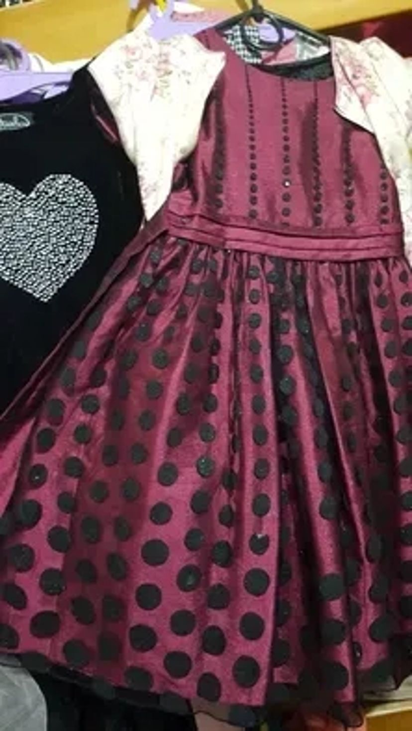 Костюми, ростові ляльки, сукні, перуки та ін.