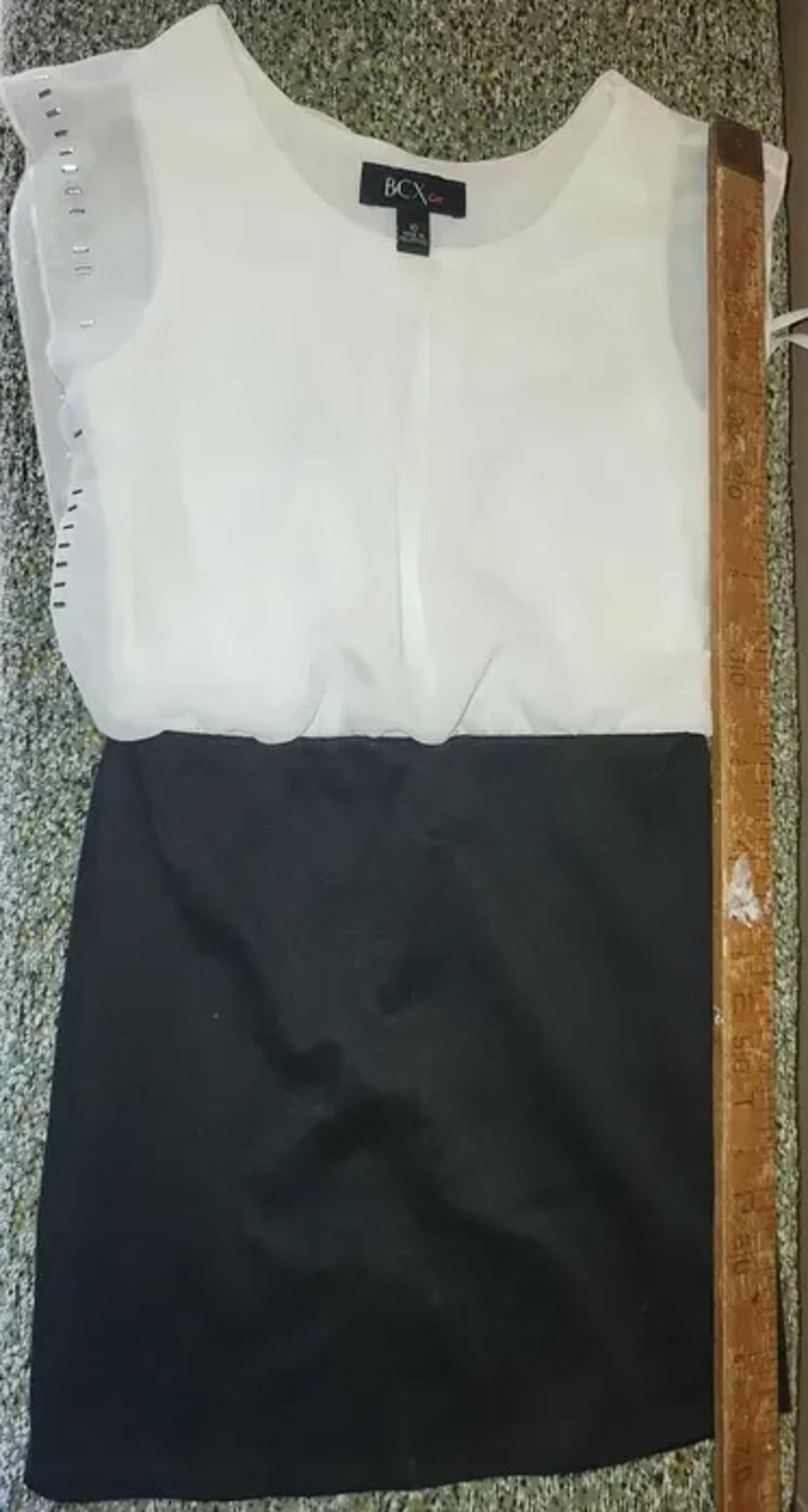 Костюми, ростові ляльки, сукні, перуки та ін.