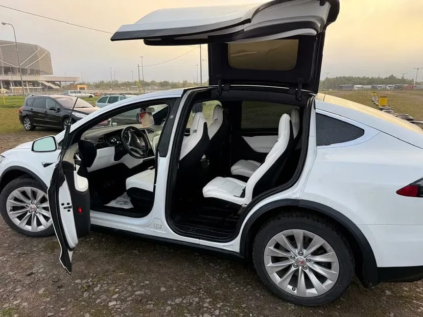 Автомобіль електромобіль Тесла Tesla model X електричка