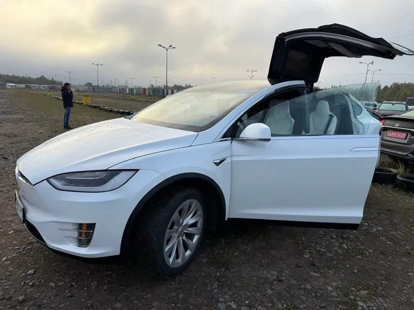 Автомобіль електромобіль Тесла Tesla model X електричка