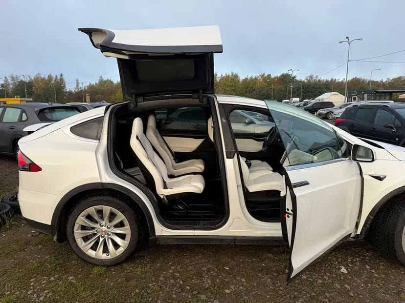Автомобіль електромобіль Тесла Tesla model X електричка