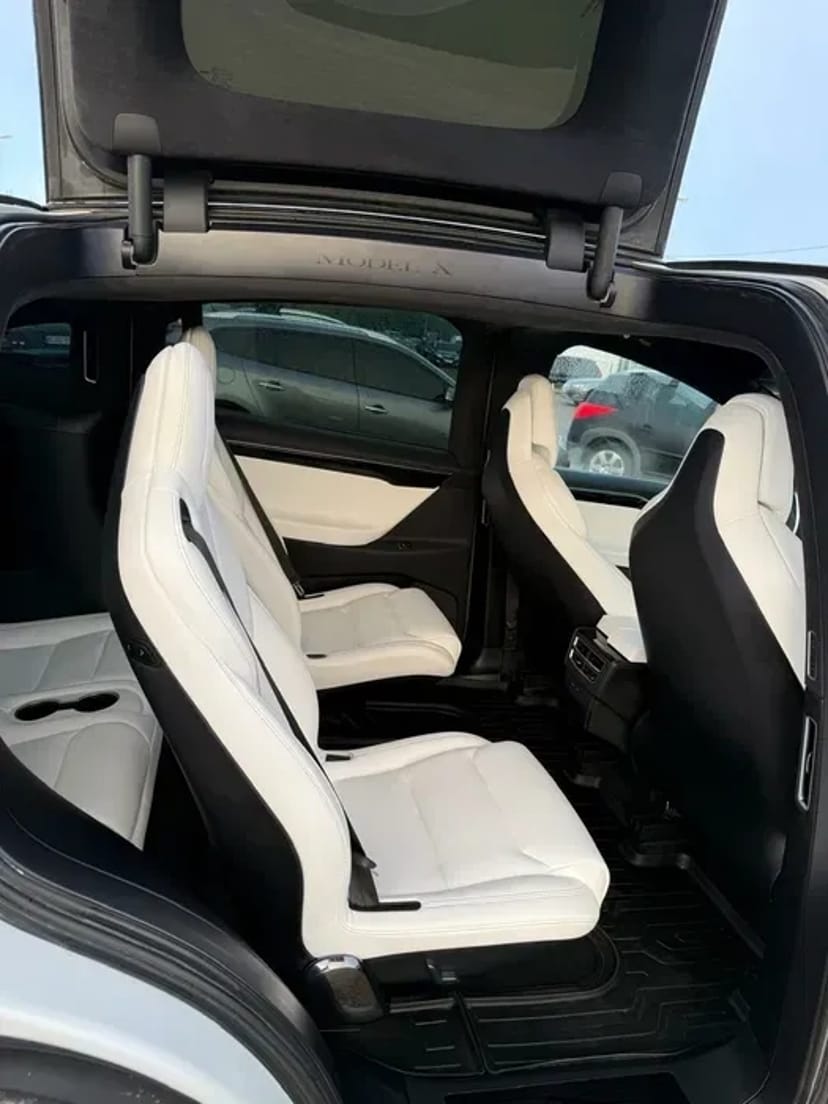 Автомобіль електромобіль Тесла Tesla model X електричка
