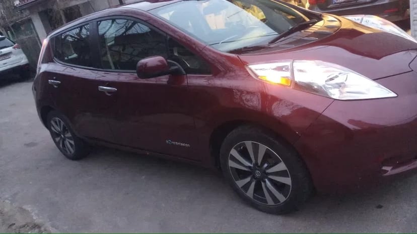 Nissan Leaf електромобіль