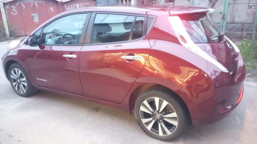 Nissan Leaf електромобіль