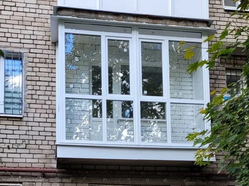 Французький балкон - надійно, економія на обшивці. Балкон під ключ.