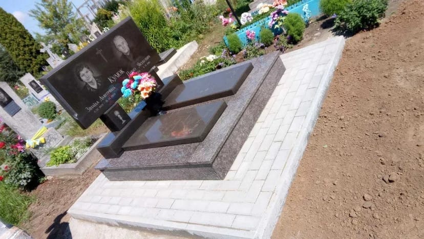 Одинарні, подвійні, європейські, військові пам'ятники