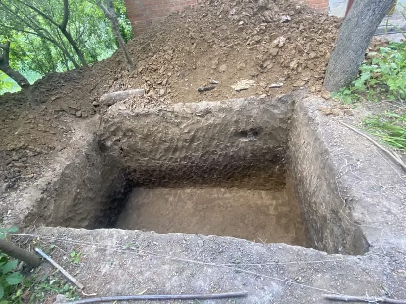 Ручне копання ям, басейнів, траншеї, фундаментів та земляні роботи