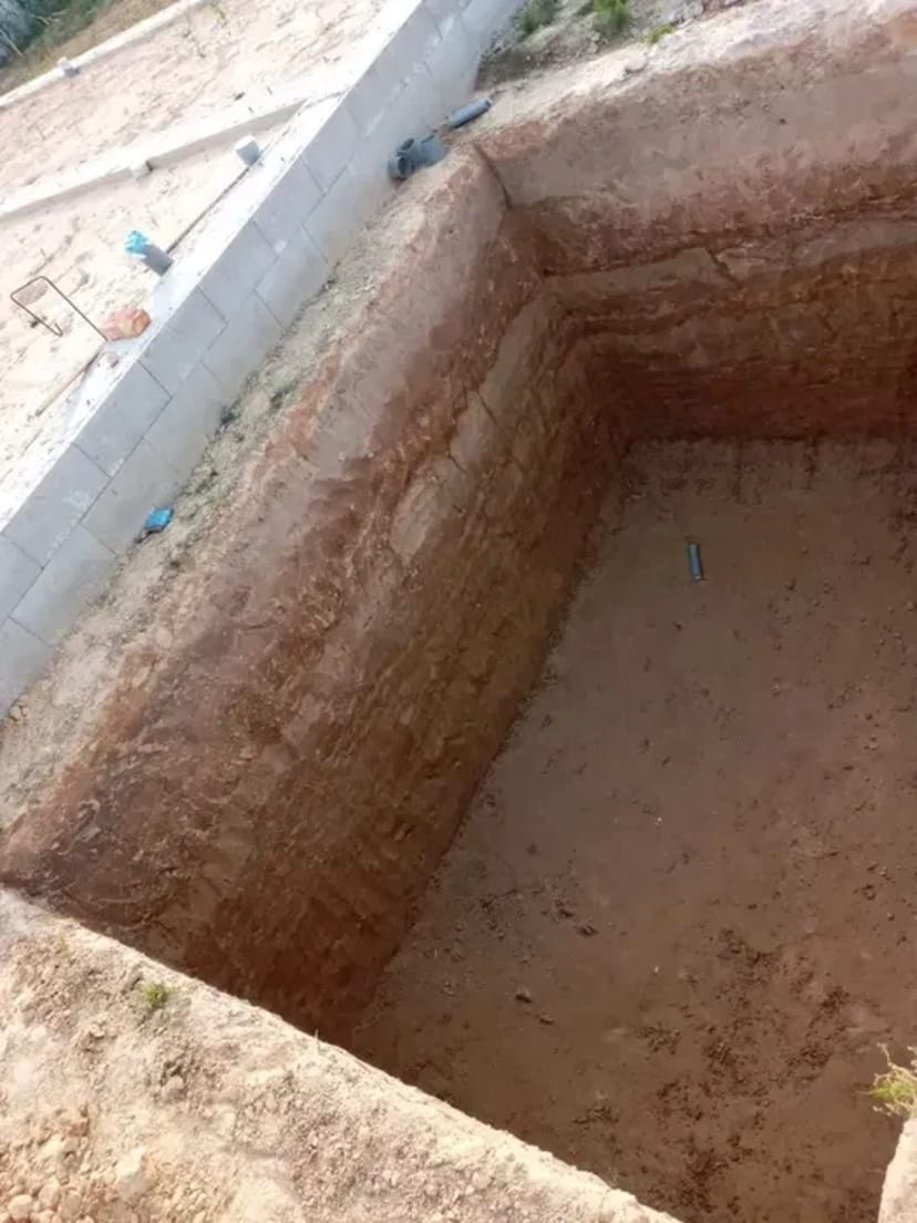 Ручне копання ям, басейнів, траншеї, фундаментів та земляні роботи