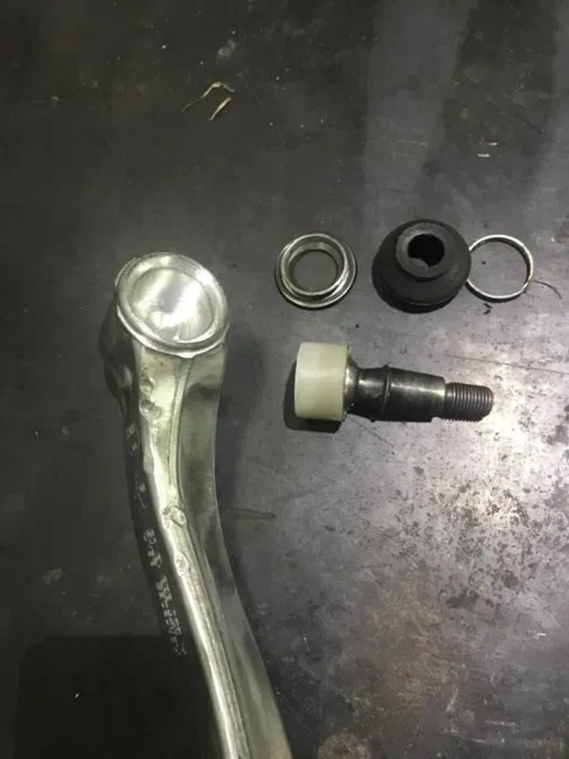 Професійна реставрація шарових опор, рульових наконечників та важелів на СТО