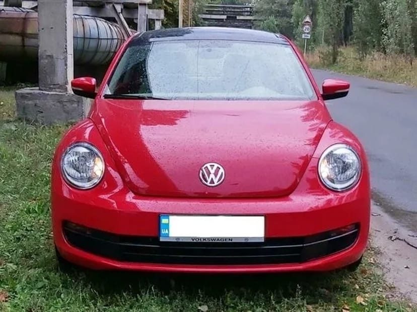 234 Volkswagen New Beetle червоний на зйомки фотосесію