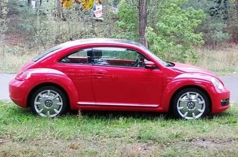 234 Volkswagen New Beetle червоний на зйомки фотосесію