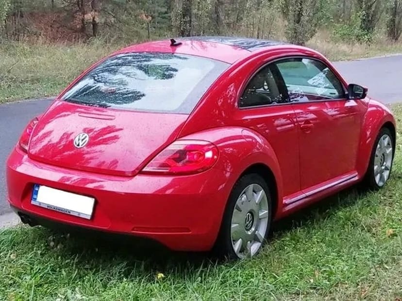 234 Volkswagen New Beetle червоний на зйомки фотосесію