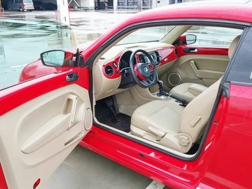 234 Volkswagen New Beetle червоний на зйомки фотосесію