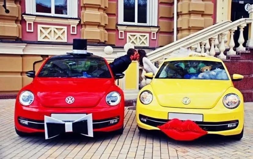 234 Volkswagen New Beetle червоний на зйомки фотосесію