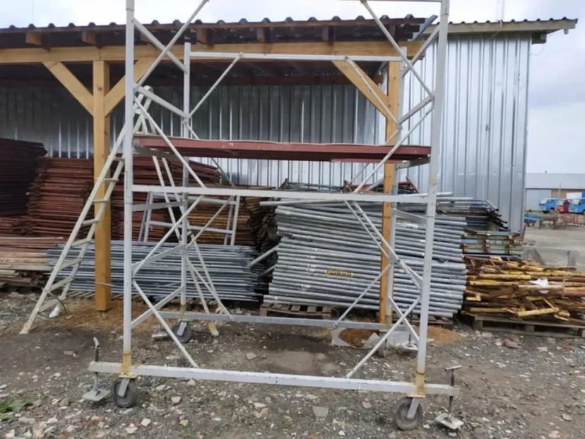 Вишка тура для фасадних робіт.