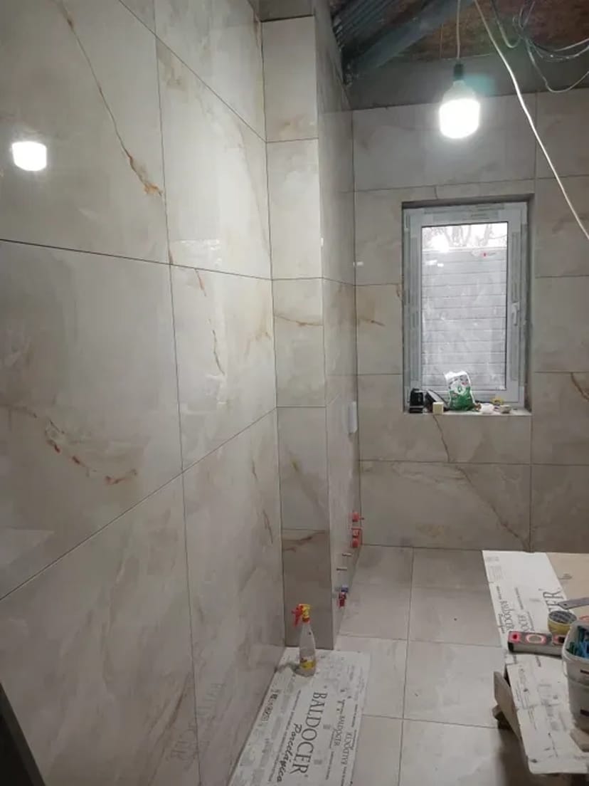 Плиточник. Укладання плитки. Великий формат