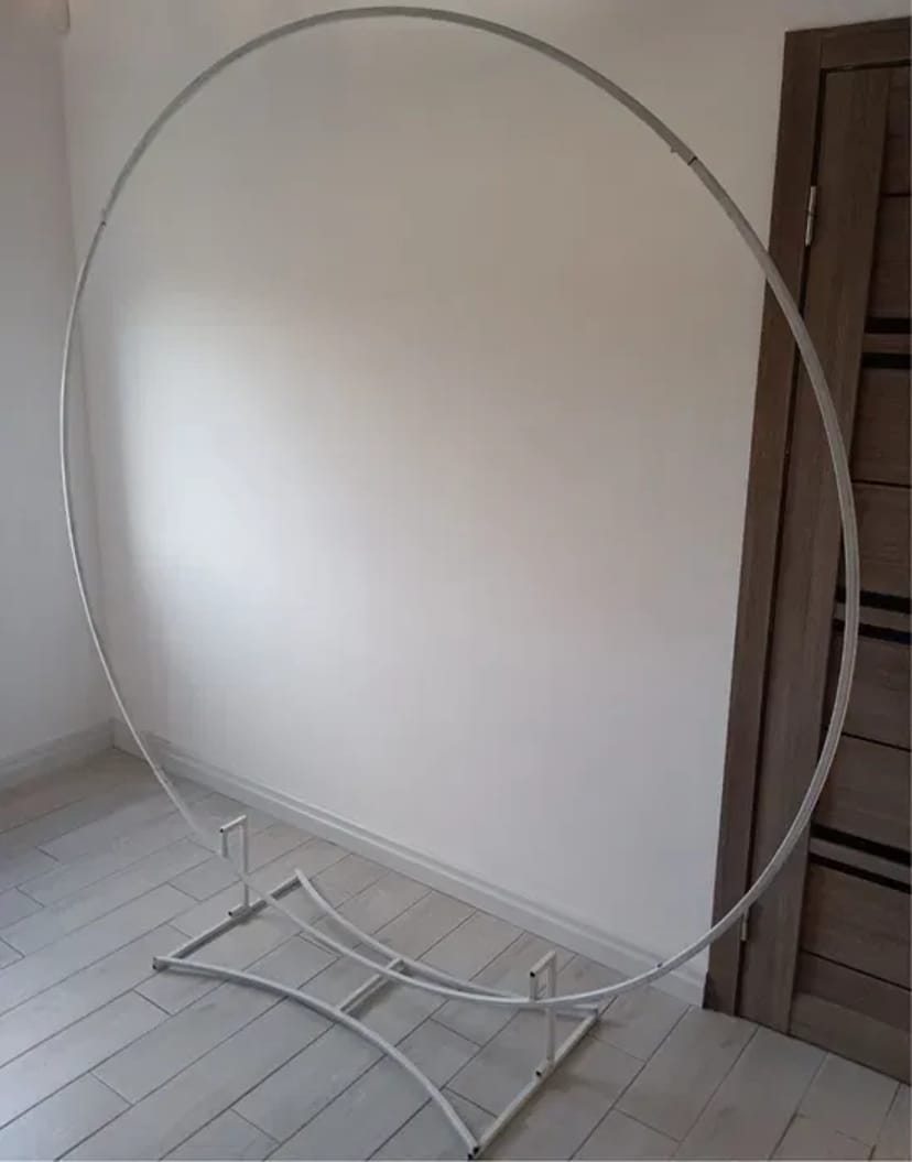 Фотозона / круглий каркас і білий фон