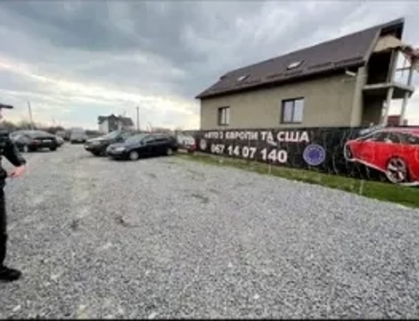 Територія під автостоянку та шиномонтаж!