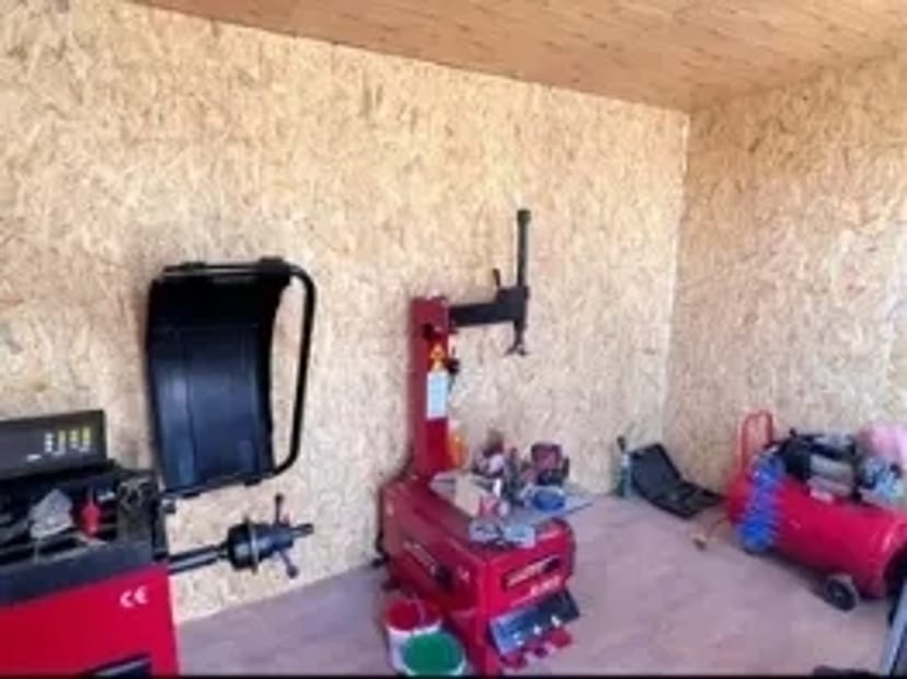 Територія під автостоянку та шиномонтаж!