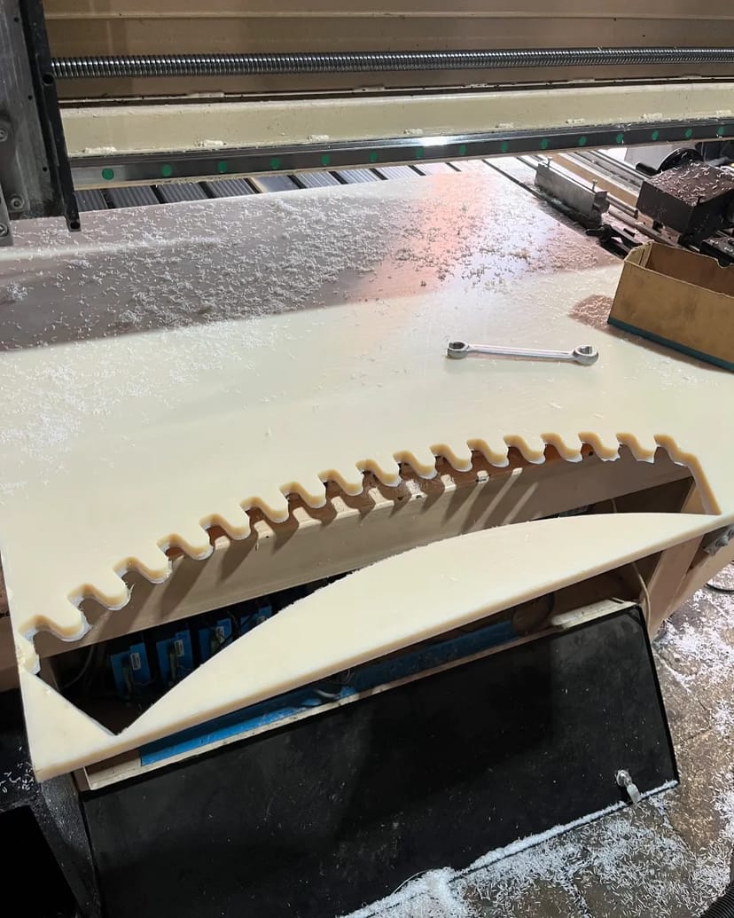 Фрезерування на ЧПК верстатах. Порізка дерева, пластику, алюмінію.