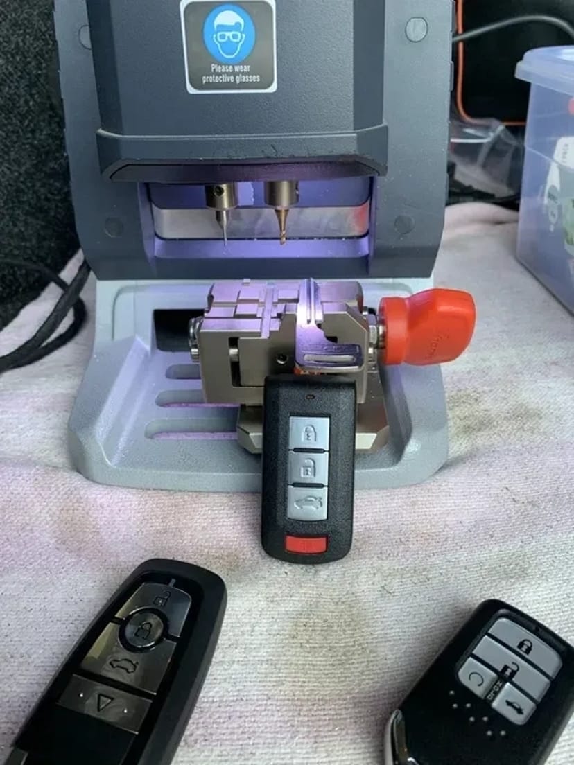 Виготовлення авто ключів, чипи, нарізка леза, аварійне відкриття