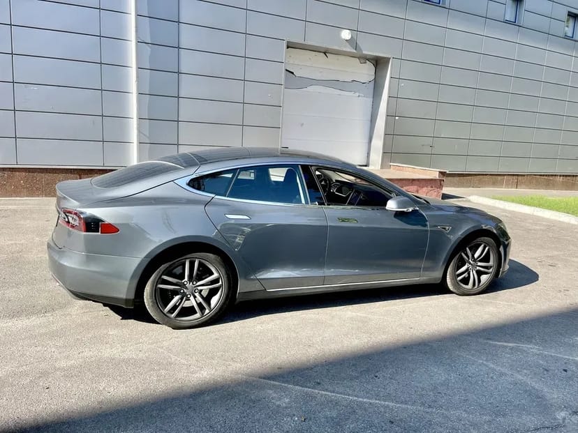 Авто на весілля Tesla model S