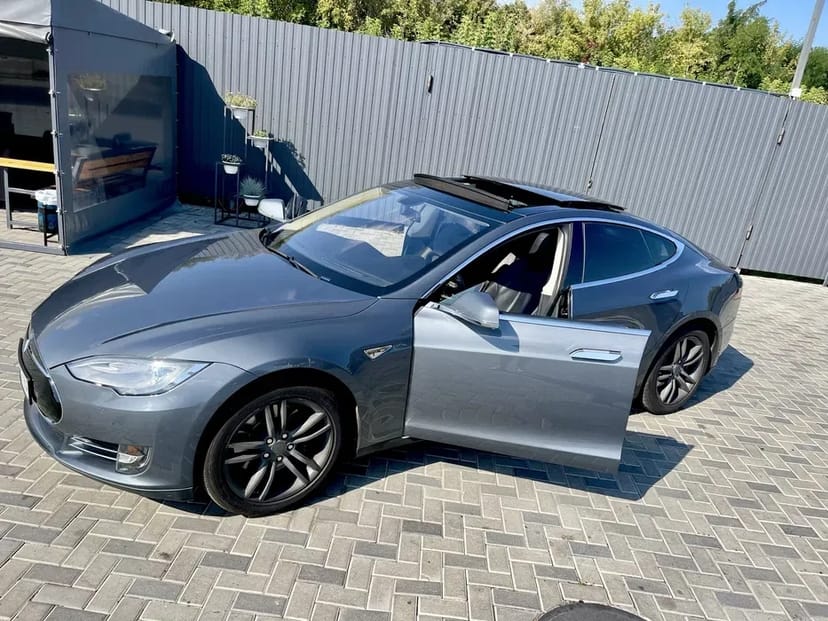 Авто на весілля Tesla model S
