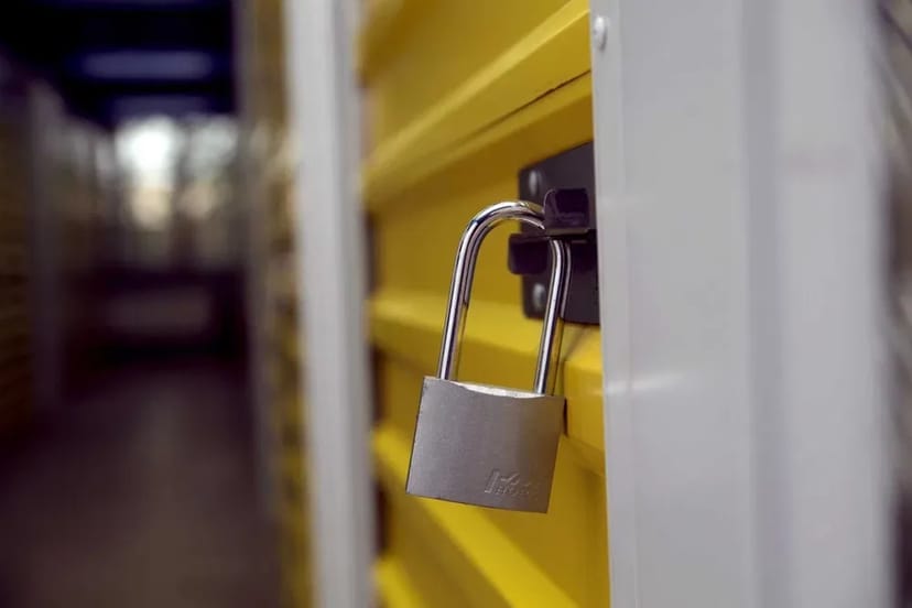 Склад зберігання речей , контейнер комірка