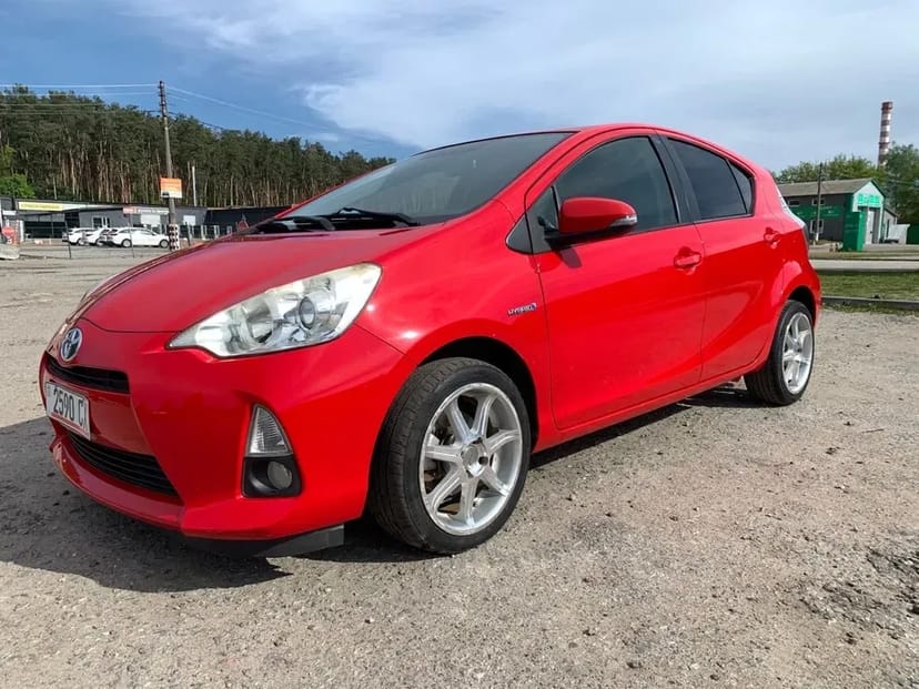 Авто Toyota Prius 2015
