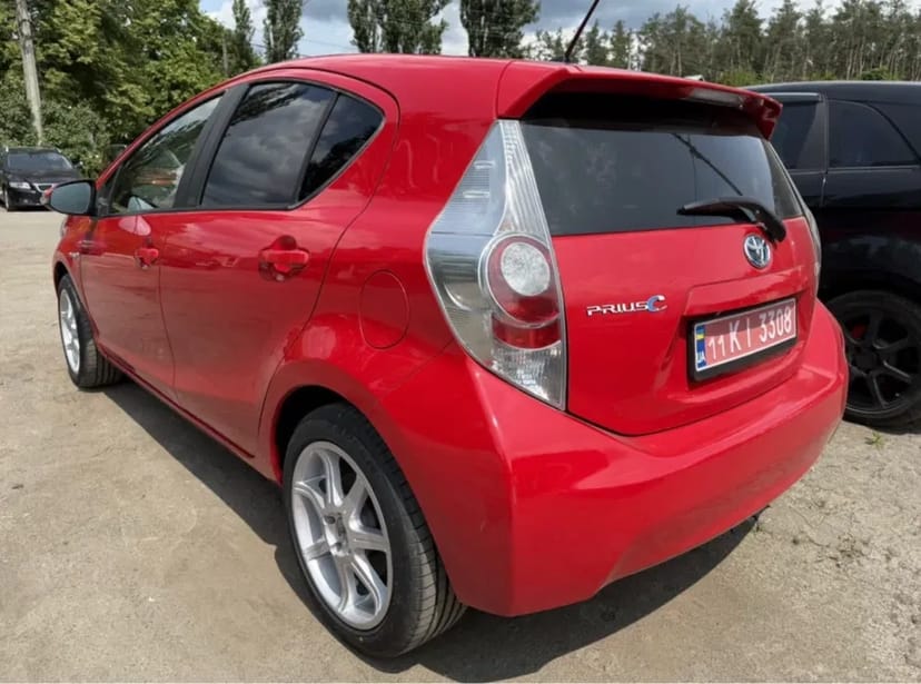Авто Toyota Prius 2015