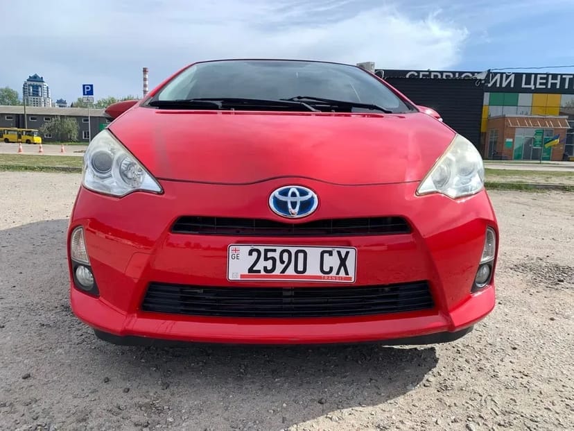 Авто Toyota Prius 2015