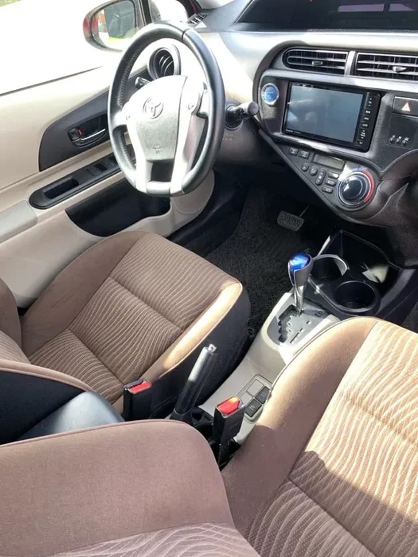 Авто Toyota Prius 2015