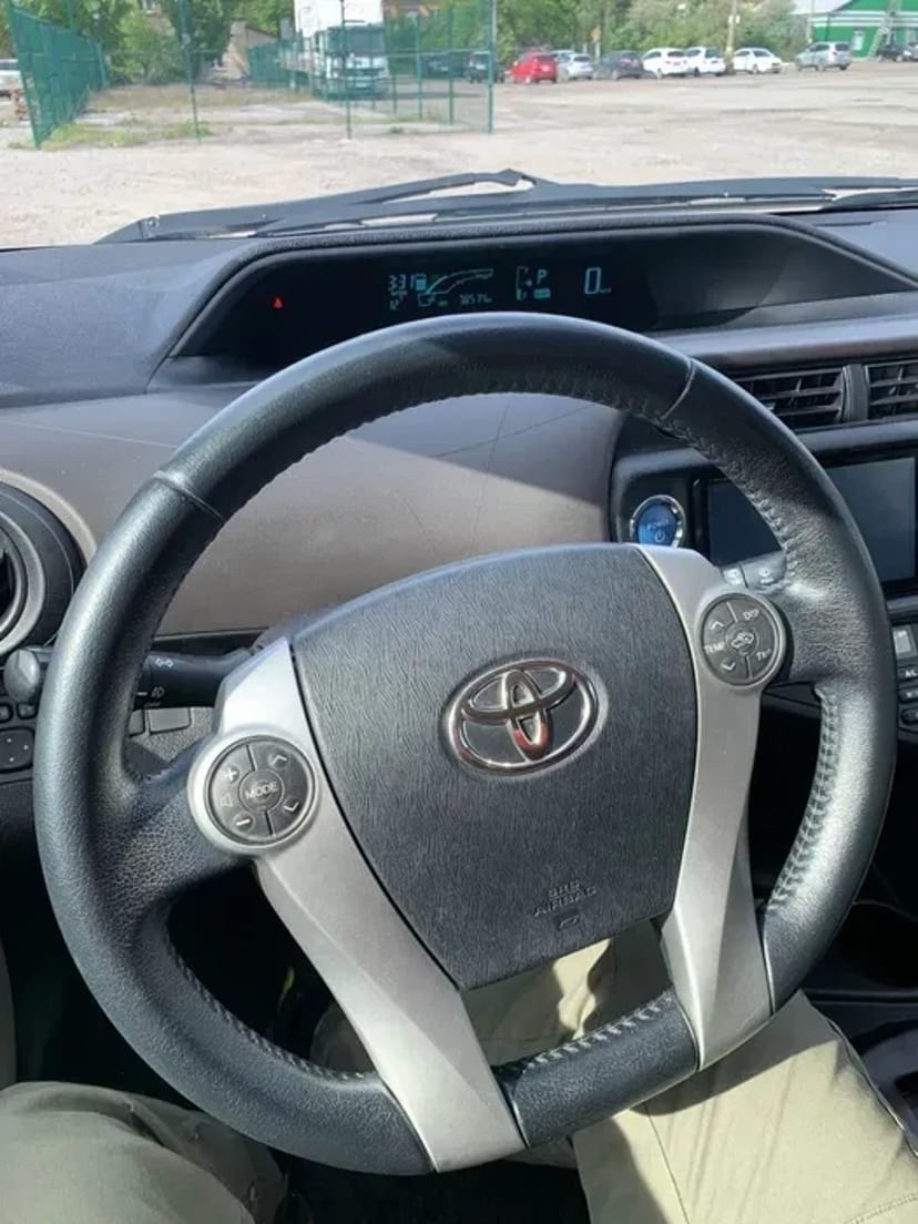 Авто Toyota Prius 2015
