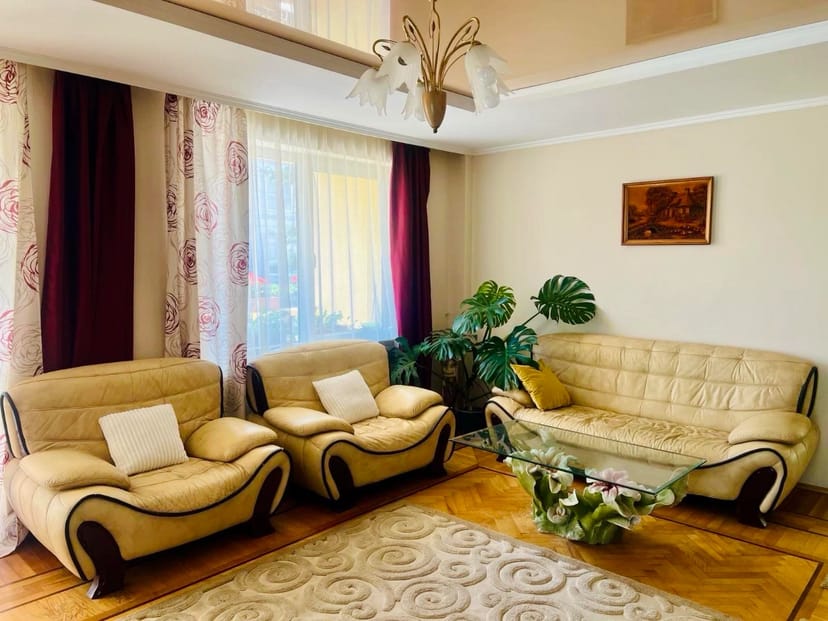 3 поверховий будинок з усіма зручностями