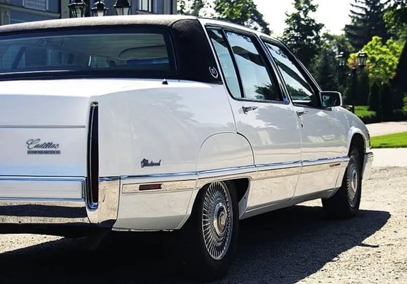 218 Ретро авто для зйомки фотосесії Cadillac Fleetwood білий