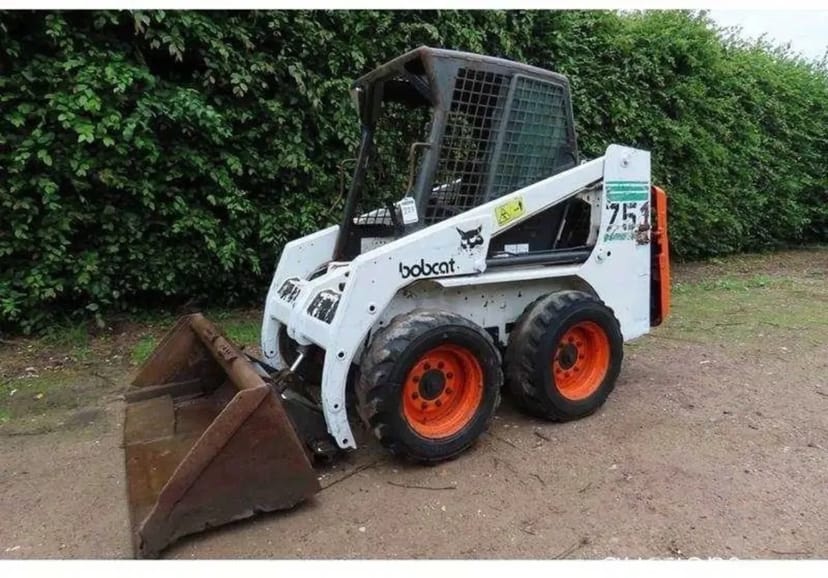 Потужний міні-навантажувач Bobcat 753