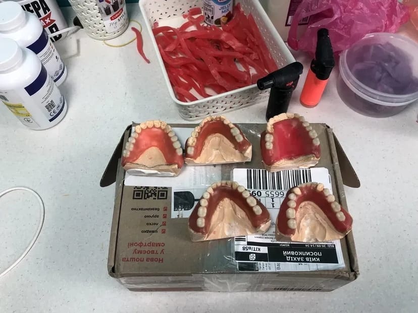 Пресовка-інжекція нейлонових протезів високої якості