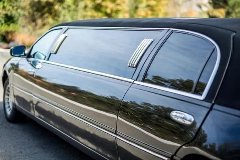 049 Лімузин Lincoln Town Car 120 чорний