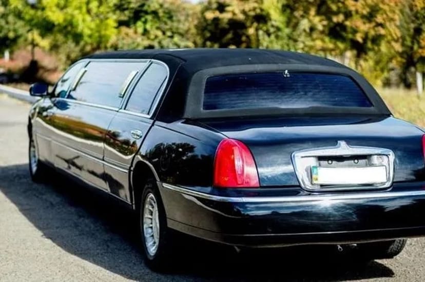 049 Лімузин Lincoln Town Car 120 чорний