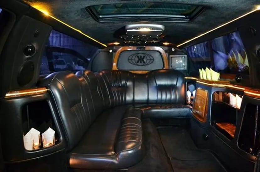 049 Лімузин Lincoln Town Car 120 чорний